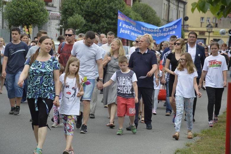 Ulicami Łowicza przeszedł Marsz dla Życia i Rodziny (Zdjęcia)