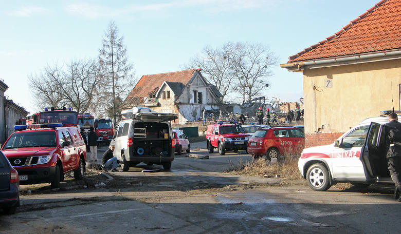 Na miejscu działały dwie specjalne strażackie grupy poszukiwawczo-ratownicze z Gdańska i Poznania. Z pomocą psów i specjalnych kamer szukały ludzi pod gruzami.