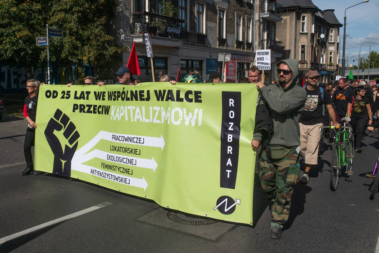 Anarchiści protestowali w obronie skłotu Rozbrat w sobotę, 14 września. W ostatnich dniach obchodzą 25-lecie istnienia tego miejsca w Poznaniu.<br /> <br /> <strong>Zobacz więcej zdjęć ----></strong><br />  <br />  
