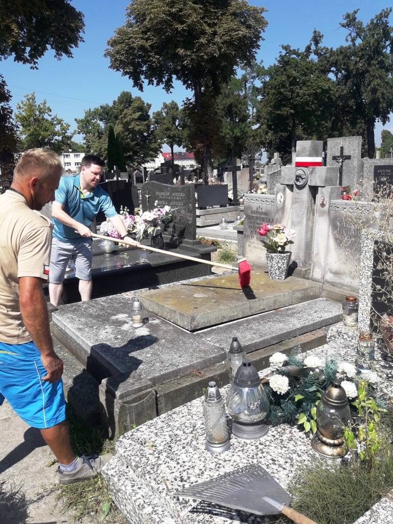 Akcja porządkowania żołnierskich grobów na cmentarzu katedralnym w Łowiczu [Zdjęcia]