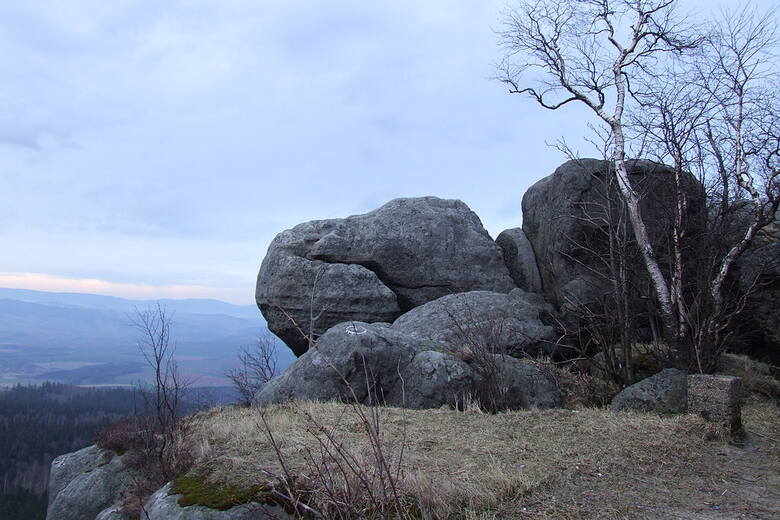 Formacja skalna i widok na otaczające Szczeliniec Wielki tereny