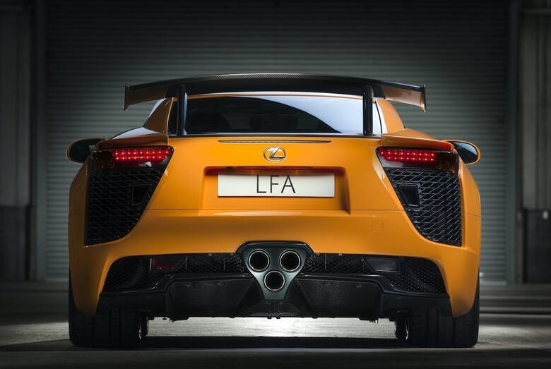 Ściśle limitowany, z rozbudowanym pakietem aerodynamicznym i bardzo szybki w zakrętach – tak można w skrócie opisać Lexusa LFA Nürburgring Package. Z
