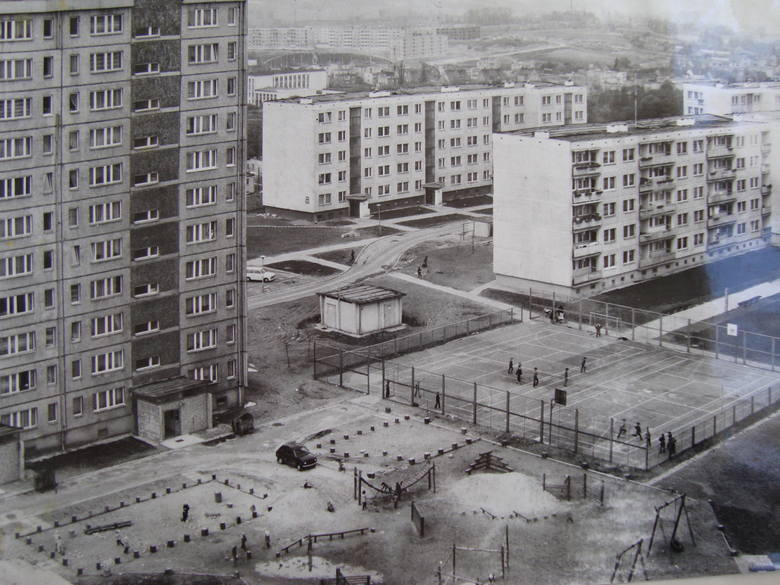 Plac zabaw (u dołu) przy ul. Wróblewskiego. Te budowane w latach 80. (jak on), były już skromniejsze. Ale wciąż rozległe!