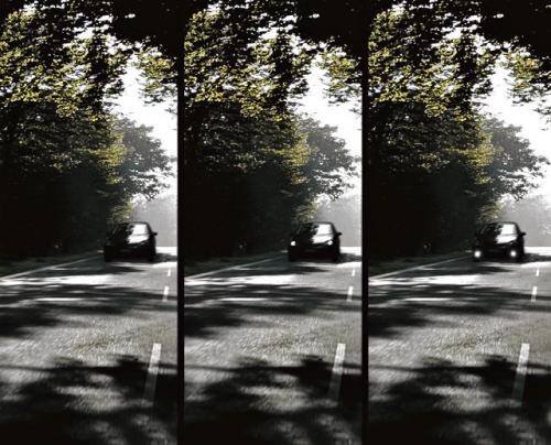 Na zdjęciu ten sam samochód jadący: 1. bez świateł; 2. z włączonymi światłami mijania; 3. z włączonymi światłami dziennymi Hella.