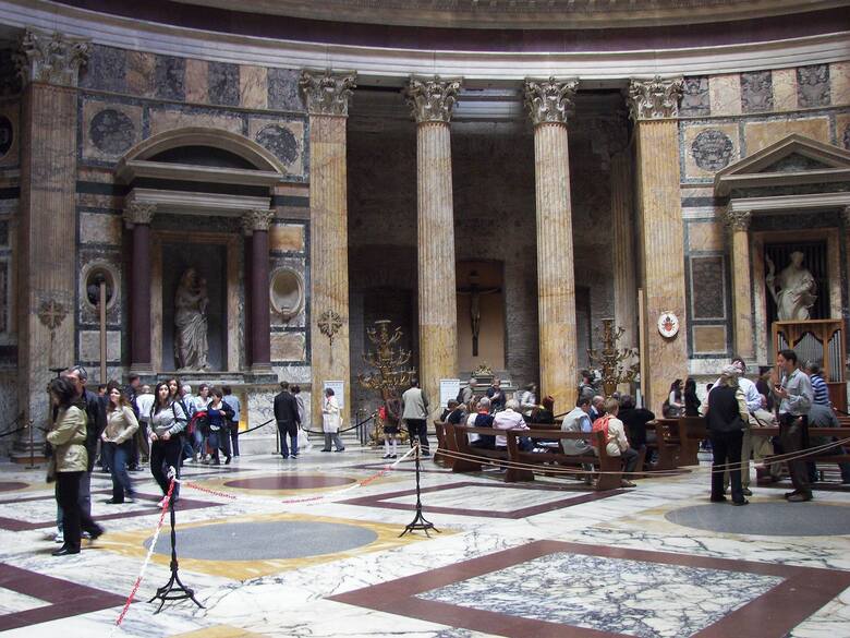 Chociaż pierwotnie służył jako świątynia pogańskich bogów Rzymu, od VII w. n.e. Panteon jest kościołem. Zdjęcie na licencji CC BY-SA 3.0.