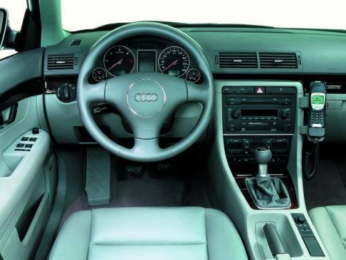 Charakterystyczna dla Audi tablica przyrządów może nie jest piękna, ale czytelna. Czerwone podświetlenie wskaźników nie wszystkim się podoba