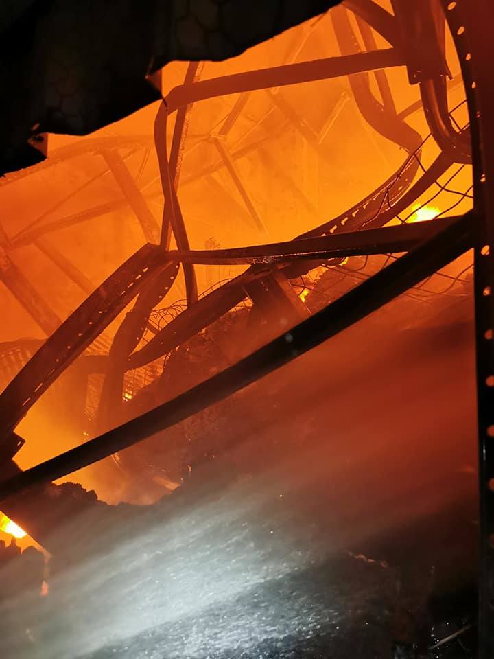 Pożar w Bielanach Wrocławskich. Z ogniem walczyło 17 zastępów straży pożarnej [FILM, ZDJĘCIA]