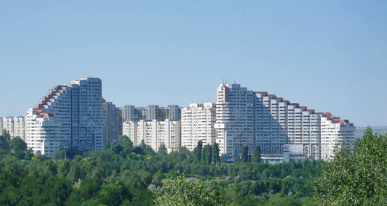 Zdjęcie ukazuje kiszyniowskie kontrasty: monumentalna architektura socrealizmu staje się bardziej przyjazna, bo otaczają ją zielone parki, skwery i obsadzone