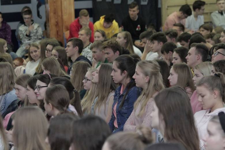 Uczniowie II Liceum w Koninie w piątek, 25 października mieli spotkanie dotyczące uzależnień. Jak się okazało, pogadanka sprowadzała się do zupełnie innej tematyki.