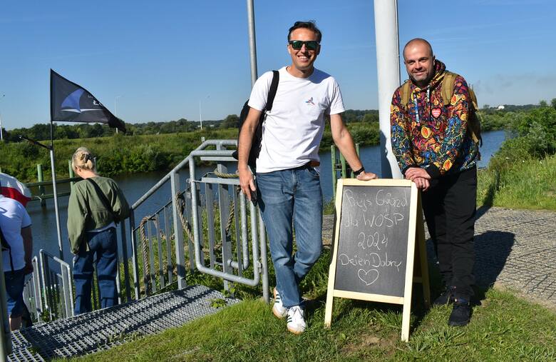 Artysta kabaretowy Mateusz Banaszkiewicz i Przemysław Szafrański znany z TVN Turbo przed wejściem na pokład