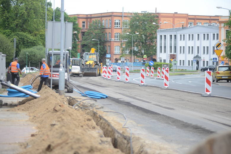 Do 24 lipca w związku z remontem ul. Bohaterów Westerplatte w Zielonej Górze ruch będzie się odbywał dwukierunkowo, ale tylko po jednym pasie. Po tym czasie rozpocznie się drugi etap modernizacji i wprowadzony zostanie ruch jednokierunkowy.