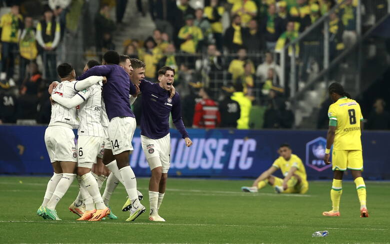 Piłkarze Tuluzy świętują triumf w finale Pucharu Francji przeciwko Nantes na Stade de France