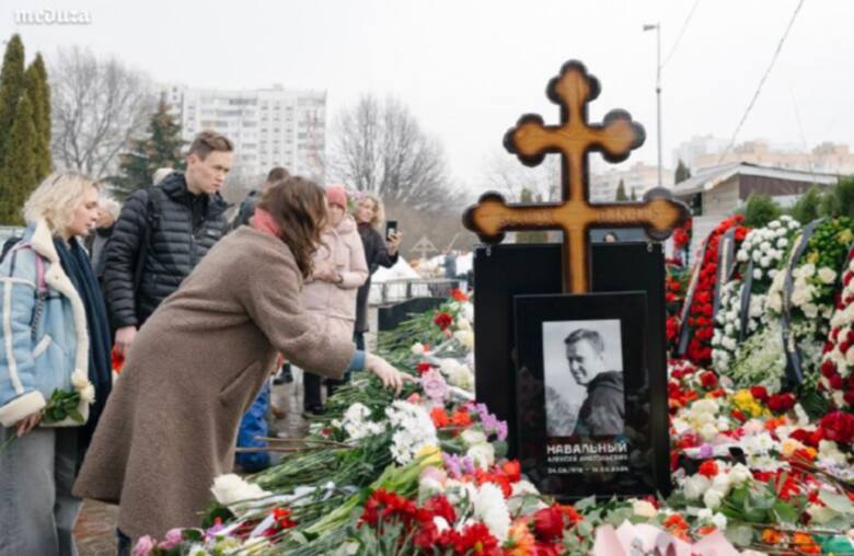 Tłumy przychodzą na grób Nawalnego