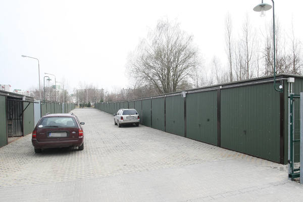 Zespół w rejonie ul. Nastrojowej i ul. Łososiowej składa się z 60 blaszanych garaży.