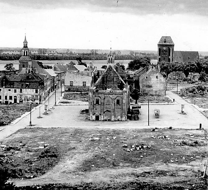 Rok 1958. To zdjęcie doskonale pokazuje (na fotografii teren od rynku aż po Bramę Wolińską) co pozostało z pięknego architektonicznie miasta 