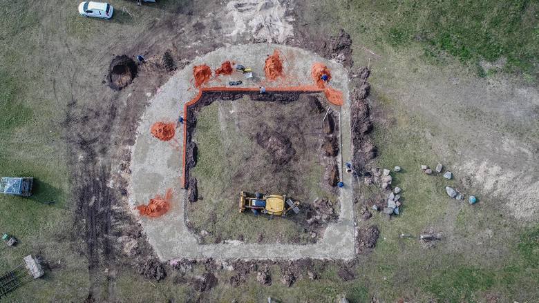 Widok na budowę boiska z lotu ptaka, a dokładniej drona. Obiekt powstaje w Parku Drogowskazów