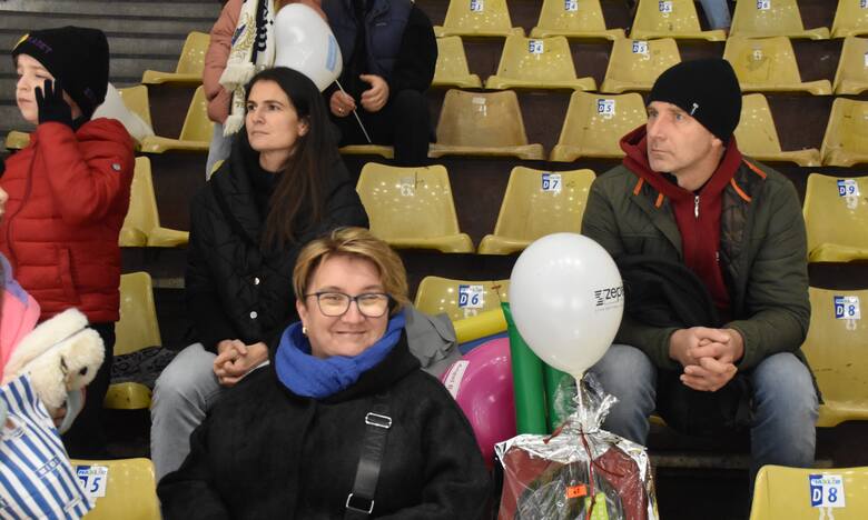 Dryżyna Hokejowych Artystów Polski zagrała w Oświęcimiu charytatywny mecz przeciwko ekipie przyjaciół MOWP