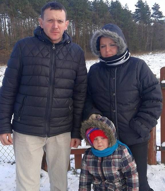 Anna Małkowska z córką Olgą i narzeczonym Tomaszem Kochutem na drodze w Przyborzu. Ludzie proszą o oświetlenie.
