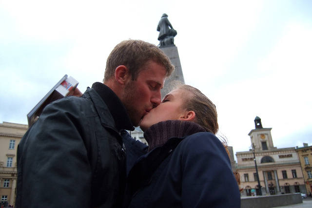 Marlena i Piotr, byli jedną z czterech par, która w sobotę w południe pocałowała się na pl. Wolności w zamian za zniżkowy bilet do muzeów oraz upominki, m.in. seksowne stringi.<br>