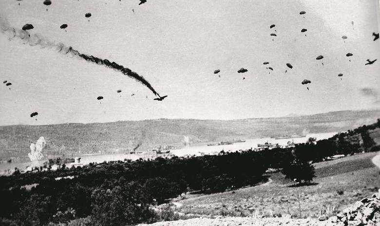 Niemieccy spadochroniarze podczas desantu na Kretę. Rok 1941