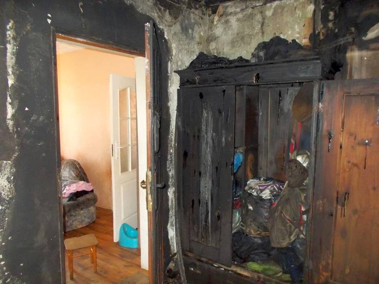 Z budynku ewakuowano siedmioosobową rodzinę. Ogień odciął jej drogę ucieczki. Jedna osoba została poszkodowana.