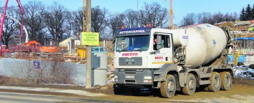 Ciężarówki wyjeżdżają z budowy wprost na ul. Tarnowską - fot. archiwum