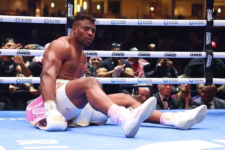 Joshua pokonał Ngannou brutalnym nokautem w drugiej rundzie. „AJ” oczekuje teraz na zwycięzcę majowej walki Fury vs. Usyk [WIDEO]