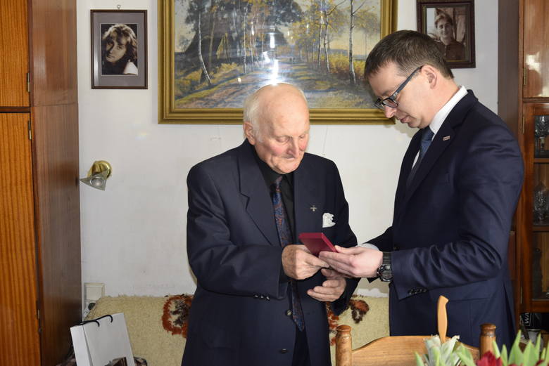 Jan Jagodzki odbiera z rąk zastępcy szefa Biura Bezpieczeństwa Narodowego Krzyż Virtuti Militari