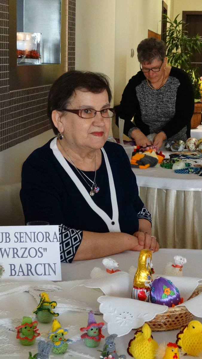 Jadwiga Dziurgiela, z klubu seniora "Wrzos" w Barcinie jest twórcą ludowym od 15 lat, a "od zawsze" zajmowała się haftem pałuckim   