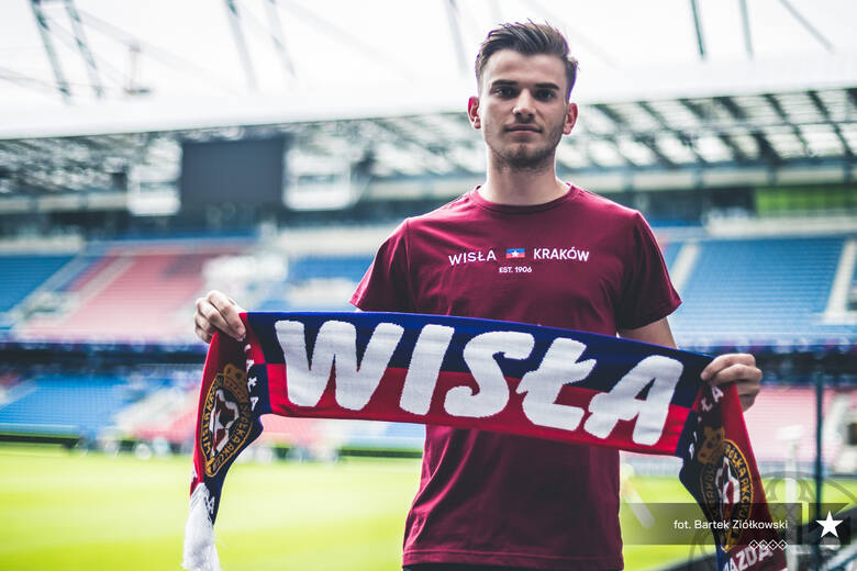 Nowym piłkarzem Wisły Kraków został Dawid Olejarka. 21-letni pomocnik, podpisał kontrakt obowiązujący do 30 czerwca 2026 roku. W minionym sezonie rozegrał