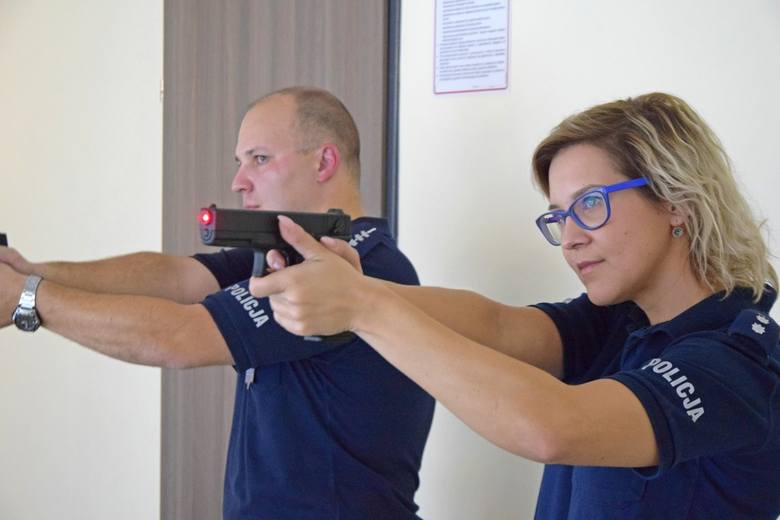 Ćwiczenia strzeleckie policjantów na strzelnicy multimedialnej w Wodzisławiu Sląskim