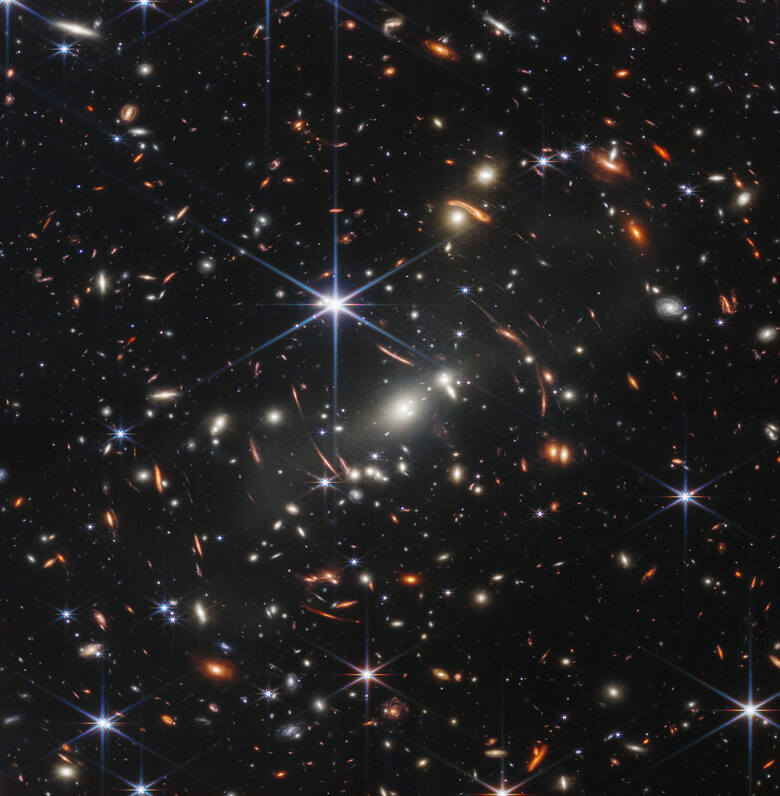 Należący do NASA Kosmiczny Teleskop Jamesa Webba wykonał jak dotąd najgłębszy i najostrzejszy obraz odległego Wszechświata w podczerwieni. To zdjęcie