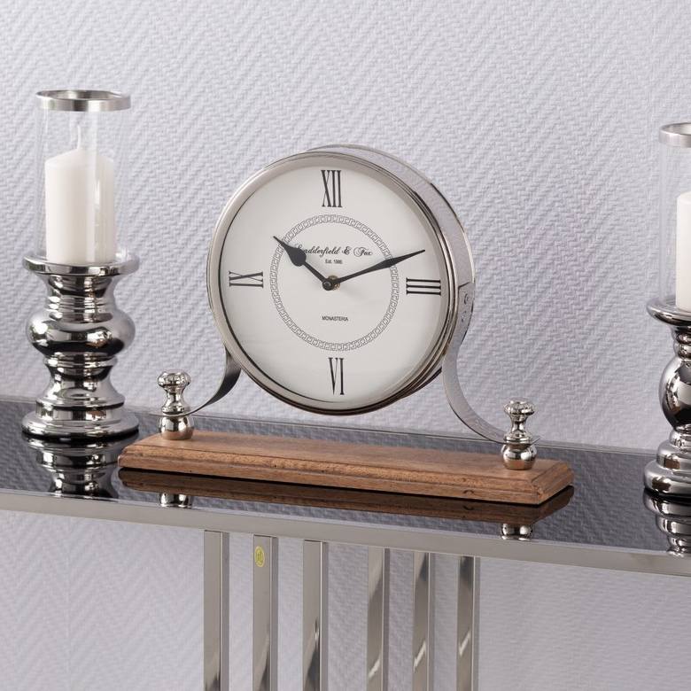 Dla miłośnika tradycyjnego stylu - zegar z tarczą w stylu retro doskonale się sprawdzi jako prezent na Dzień Ojca.