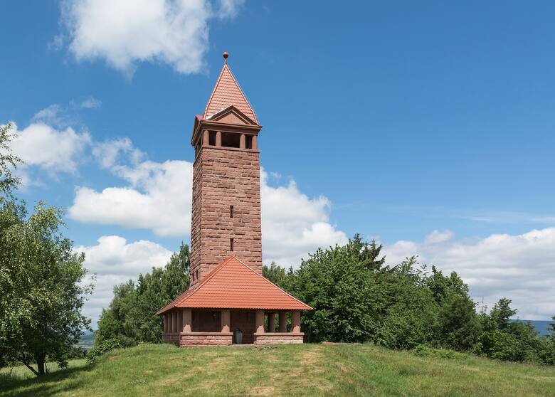 Wieża widokowa na Górze św. Anny ma charakterystyczny czerwony kolor. Zdjęcie na licencji CC BY-SA 4.0.