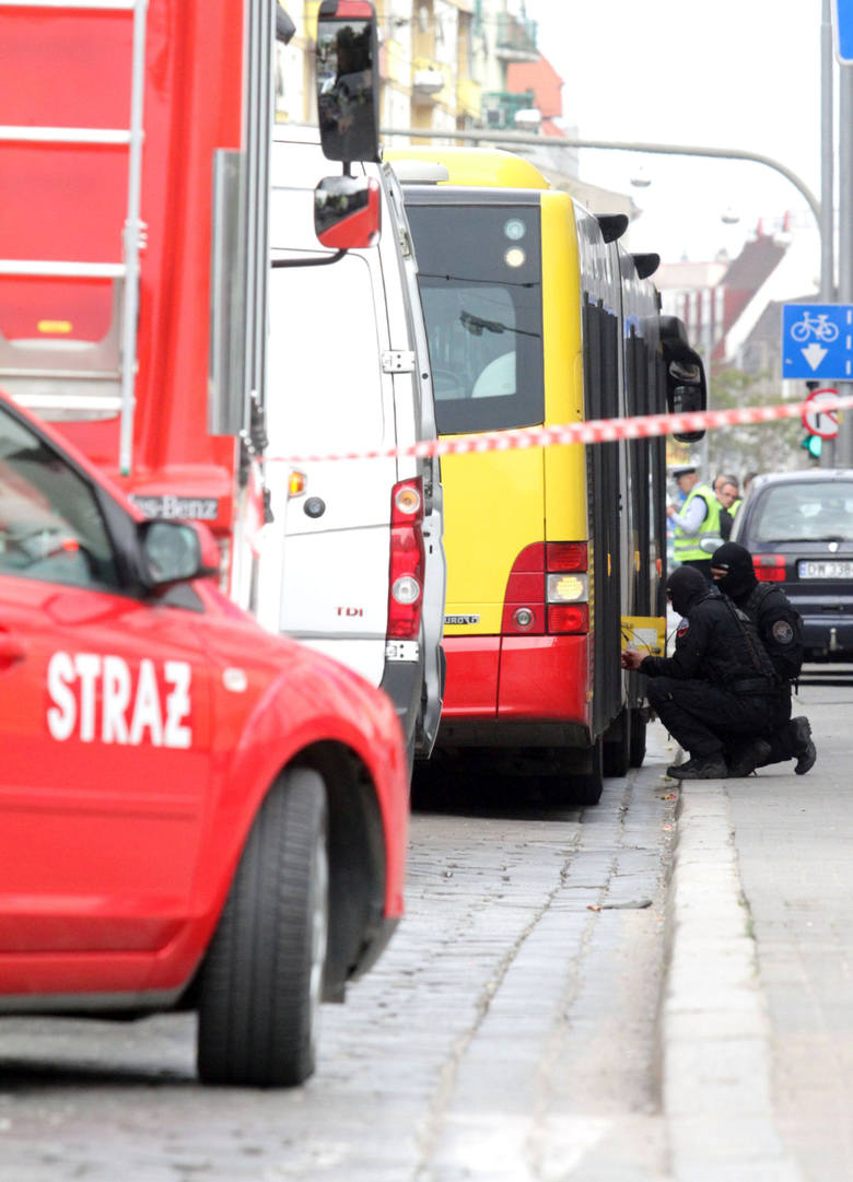 Wybuch bomby domowej konstrukcji na przystanku autobusowym we Wrocławiu.