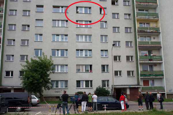 Do podwójnego zabójstwa doszło w mieszkaniu na piątym piętrze bloku przy ul. Armii Krajowej 82.