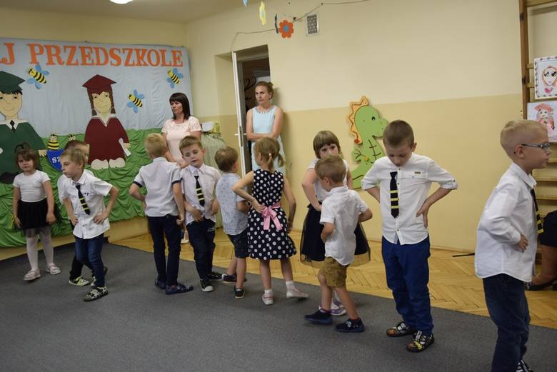 We wtorek, 18 czerwca w Przedszkolu nr 5 w Skierniewicach odbyło się zakończenie roku szkolnego dla grupy Pszczółek. Znaczna część tej grupy we wrześniu przywita się ze szkołą. Był program artystyczny w wykonaniu przedszkolaków, rozdanie świadectw i upominków.