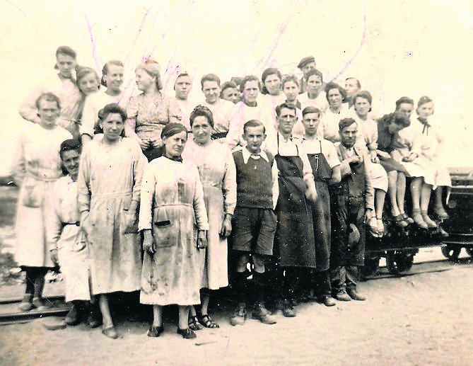 Grupa pracowników z niemieckich zakładów amunicyjnych, jakie znajdowały się w pobliżu dworca Toruń Północ. Tadeusz Kraśniewski w środku