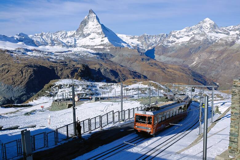 Pociąg w Szwajcarii zimą.