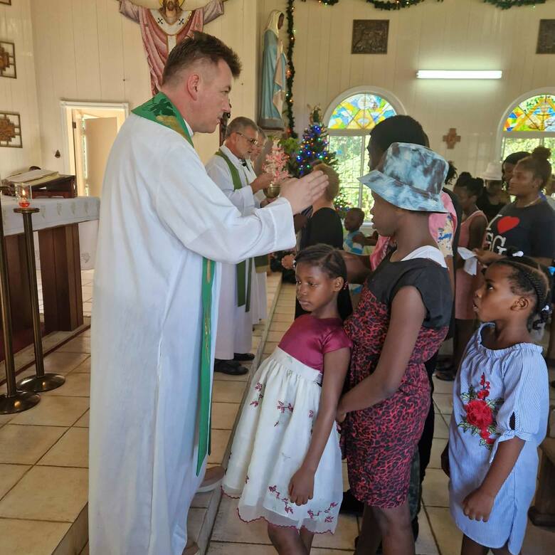 Ksiądz doktor Tomasz Szczepanik z diecezji kieleckiej uczestniczy w 25-leciu misji na Jamajce.