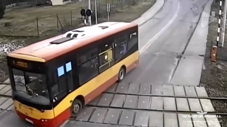 Autobus wjechał na przejazd pomimo czerwonego światła i opuszczanych szlabanów