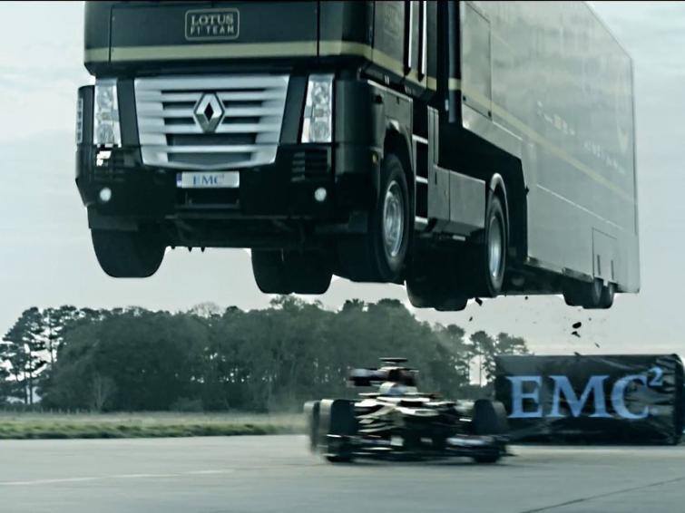 To nie fotomontaż, ciężarówka naprawdę przeleciała nad bolidem Formuły 1