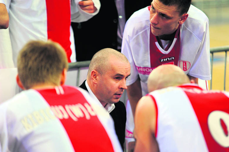 Trener Piotr Zych udziela wskazówek swoim podopiecznym.    