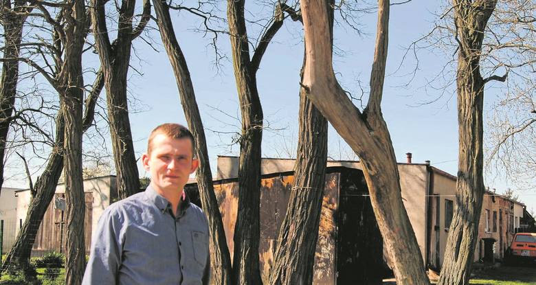 - Od ponad roku robię wszystko, żeby drzewa zostały usunięte - mówi sołtys Jarosław Tomaszewski.