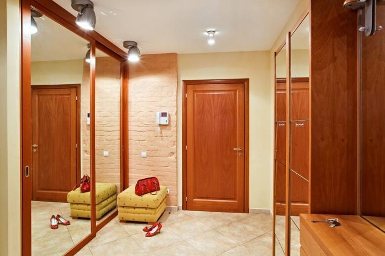 Lustro w drzwiach szafy niesamowicie powiększa optycznie przestrzeń.