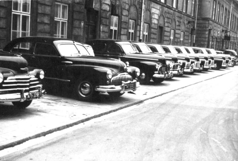 Zdjęcie wykonane pod koniec lat 40. przed jednym z ministerstw w Warszawie, Fot: Chevrolet