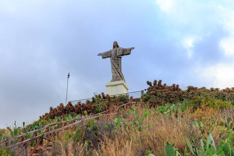 Posąg Chrystusa w Caniço stoi na spektakularnym wzgórzu nad Oceanem, ale jest o połowę mniejszy od tego w Rio de Janeiro, nie mówiąc już o naszym ze
