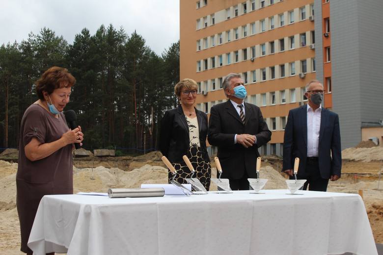 Symboliczny moment rozpoczęcia budowy bloku operacyjnego w szpitalu w Nowej Soli.