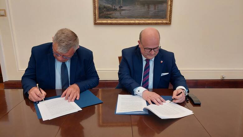 Umowę formalizującą przekazanie dotacji z RFRD do obu tych inwestycji w poniedziałek, 29 maja podpisali prezydent miasta Maciej Glamowski oraz wicewojewoda