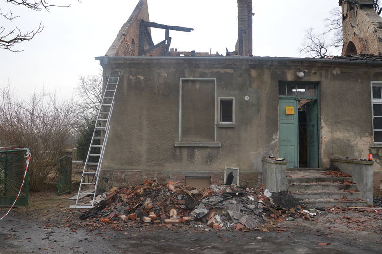 Pożar zniszczył mieszkania trzech rodzin. Wszystkie liczą na pomoc. Na zdjęciu Karolina i Piotr Wochanka